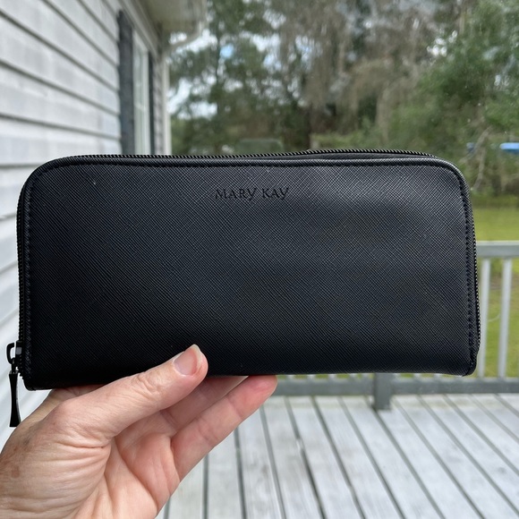 Makeup Brushes: Mary Kay Essential Brush Collection. NWOT, Set of 5 with case